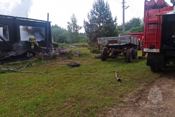 Пожилая женщина погибла в ночном пожаре в Южском районе 